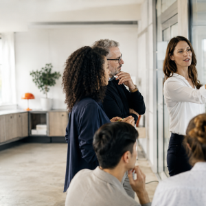 Una formatrice facilita una sessione creativa di gruppo durante il corso di innovazione di AmniOs