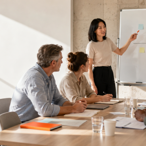 Una formatrice guida un gruppo nella gestione delle priorità durante il corso di time management di AmniOs